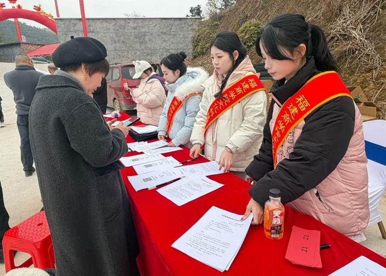 一群人正在用餐聊天 AI 生成的内容可能不正确。